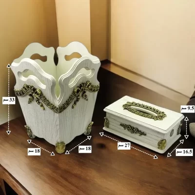 يتمتع هذا الطقم بأبعاد مثالية. السلة بارتفاعها البالغ 33 سم وقاعدتها المربعة بطول 18 سم، توفر مساحة كافية دون أن تشغل حيزًا كبيرًا. أما علبة المناديل، فبأبعادها المتناسقة (27 سم طولًا و 16.5 سم عرضًا و 9.5 سم ارتفاعًا)، فهي تكمل السلة بشكل مثالي وتضيف لمسة من الفخامة.