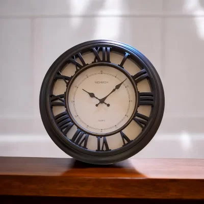 ساعة حائط بتصميم كلاسيكي أنيق الذي يضفي لمسة من الرقي على أي ديكور. إطارها الخارجي المصنوع البلاستيك باللون البنى، بينما وجهها الأبيض والأرقام الرومانية الكبيرة تضمن سهولة قراءة الوقت من أي زاوية. تعتبر هذه الساعة إضافة مثالية لغرف المعيشة، غرف النوم، والمكاتب