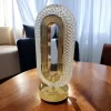 أباجورة LED ذهبية بتصميم كريستالي أنيق، قابلة للشحن عبر USB-C مع إضاءة ثلاثية تدوم حتى 12 ساعة.