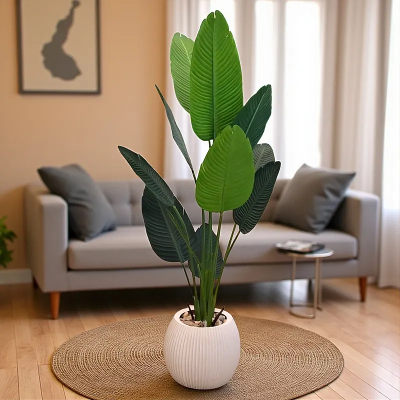 شجرة موز اصطناعية بتصميم واقعي للغاية بأوراق خضراء زاهية في إناء أنيق. مثالية لتضفي لمسة من الأناقة على أي مكان.