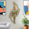 ساعة حائط معدنية عصرية بتصميم فني هندسي ثلاثي الأبعاد، باللون الذهبي مع أرقام وعقارب سوداء.