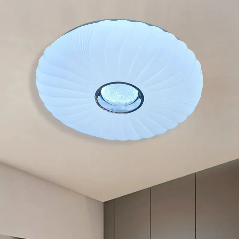 طبق سقف LED عصري أبيض اللون بتصميم متموج وإطار فضي لامع، إضاءة داخلية أنيقة وموفرة للطاقة.