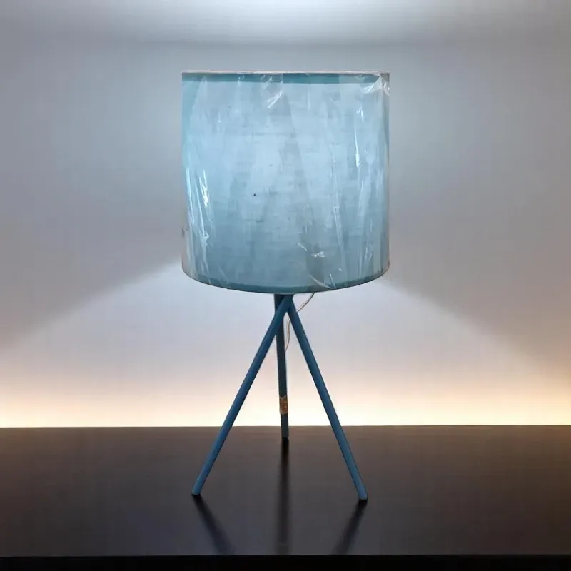أباجورة معدنية بتصميم عصري، قاعدة ثلاثية زرقاء، شابوه قماش أزرق، إضاءة ديكورية للمنزل والمكتب