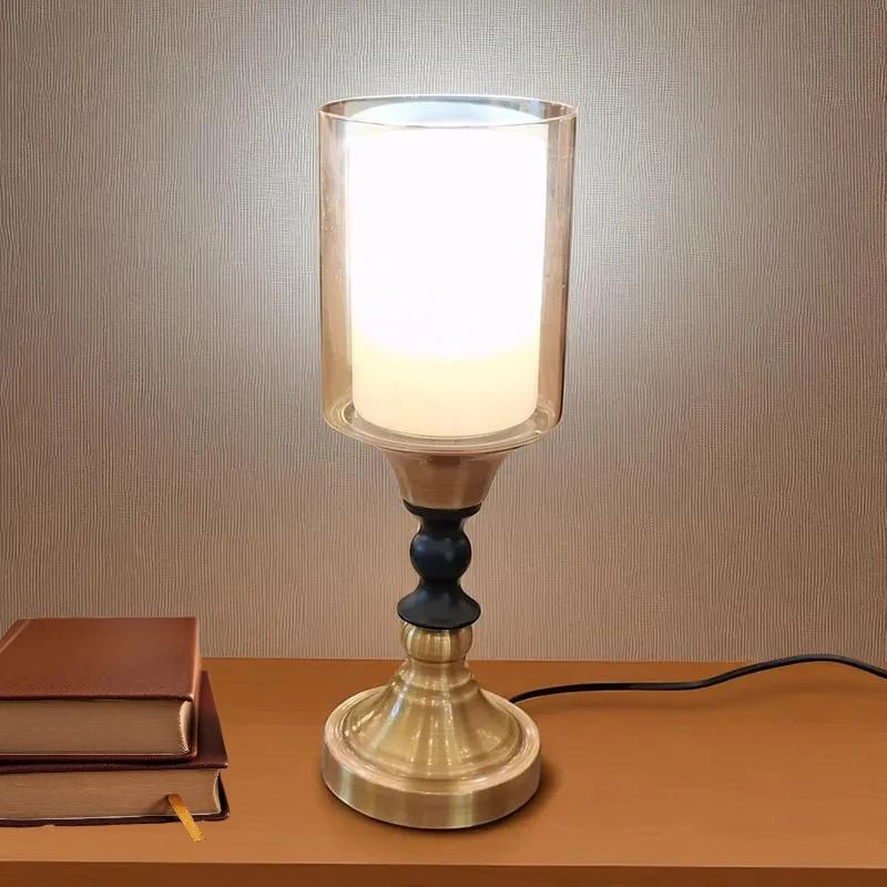 أباجورة بتصميم زجاجي ومعدني ذهبي على شكل شمعدان، إضاءة داخلية أنيقة، ديكور منزلي عصري.