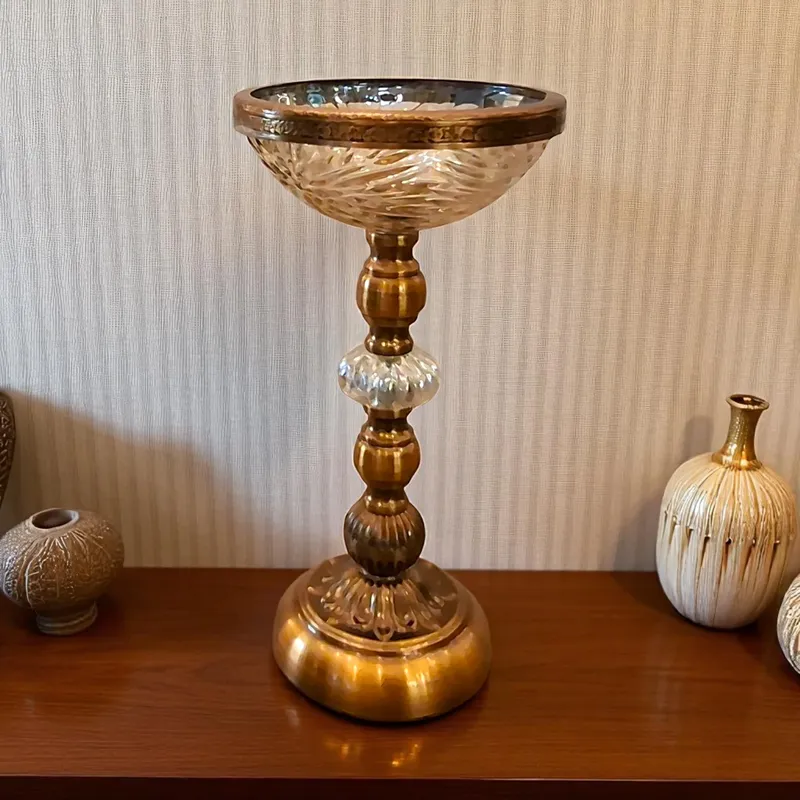 حامل شموع زجاجي شفاف بقاعدة معدنية نحاسية اللون، تصميم كلاسيكي، ديكور منزلي، قطع فنية للشموع