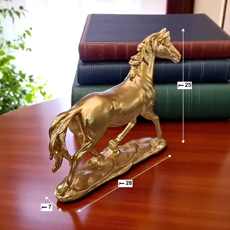 مخطط أبعاد تمثال الحصان العربي الذهبي المصنوع من البوليسترين: الارتفاع= 25 سم، العرض= 28 سم، العمق= 7 سم.