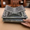 طقم فاخر لحفظ وقراءة القرآن الكريم يضم صندوقاً مزخرفاً ومسنداً قابلاً للطي بتصميم إسلامي أنيق باللونين الأسود والفضي.