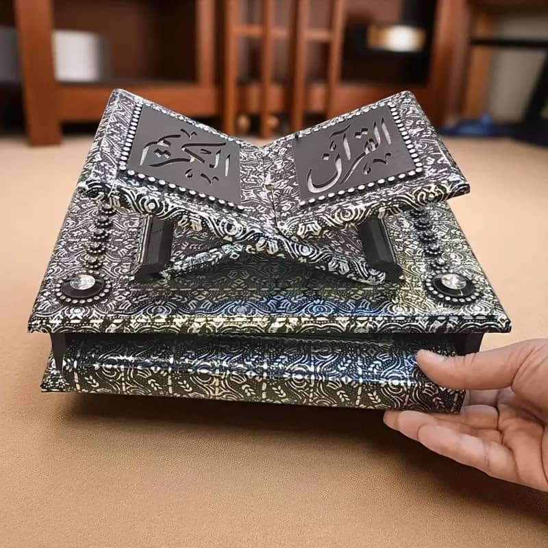 طقم فاخر لحفظ وقراءة القرآن الكريم يضم صندوقاً مزخرفاً ومسنداً قابلاً للطي بتصميم إسلامي أنيق باللونين الأسود والفضي.