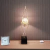 أباجورة كريستال ذهبية عصرية بإضاءة LED، تصميم ماسي بقاعدة مكعبة سوداء، إضاءة داخلية فاخرة