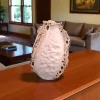 فازة بورسلين بيضاء بتصميم مستوحى من صدف البحر، قطعة ديكور منزلي فنية.