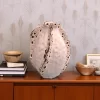 فازة بورسلين بيضاء بتصميم مستوحى من صدف البحر، بتصميميحاكي الطبيعة البحرية، مثالية لتزيين الطاولات أو الرفوف، وتضفي لمسة أنيقة على أي مساحة داخلية.