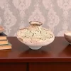 فازة بورسلين بتصميم فني فريد، ألوان بنية وبيضاء، قطعة ديكور منزلي أنيقة