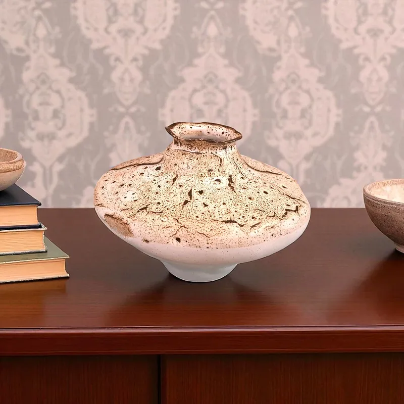 فازة بورسلين بتصميم فني فريد، ألوان بنية وبيضاء، قطعة ديكور منزلي أنيقة