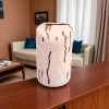 فازة بورسلين عصرية باللون الأبيض الكريمي مع تفاصيل ذهبية بارزة، بتصميم فريد يناسب الديكورات الحديثة والكلاسيكية.