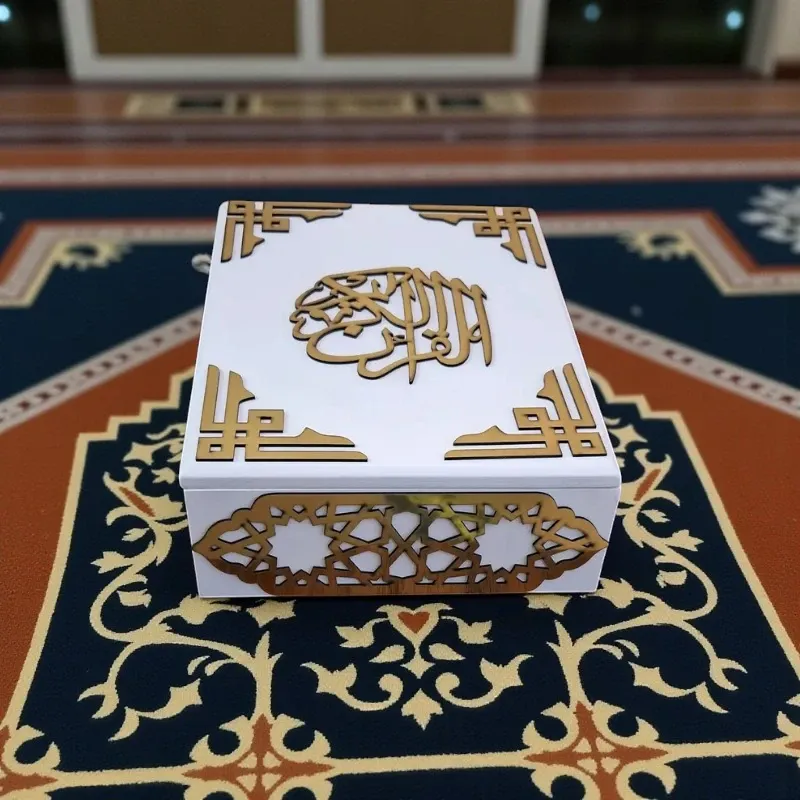 صندوق خشبي أبيض فاخر لحفظ المصحف، مزين بزخارف إسلامية