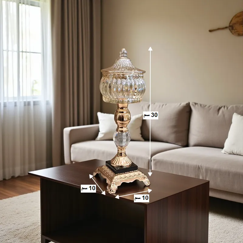 صورة توضح أبعاد حامل الشموع الكريستالي الذهبي: الارتفاع 30 سم، والعرض 10 سم.