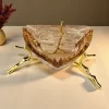 طفاية كريستال عسلي فاخرة، قطعة ديكور فريدة، قاعدة ذهبية بتصميم غصن شجرة، منتج ديكور أنيق للمنزل أو المكتب.