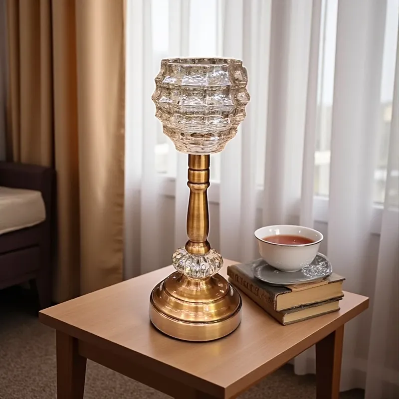 صورة شمعدان كريستالي ذهبي على ترابيزة خشبية، يستخدم كقطعة ديكور منزلية أنيقة.
