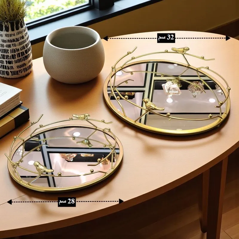 صورة توضيحية لأبعاد طقم صواني المرآة الذهبية، قطر الصينية الكبيرة 32 سم والصغيرة 28 سم، مع إطار عصافير.