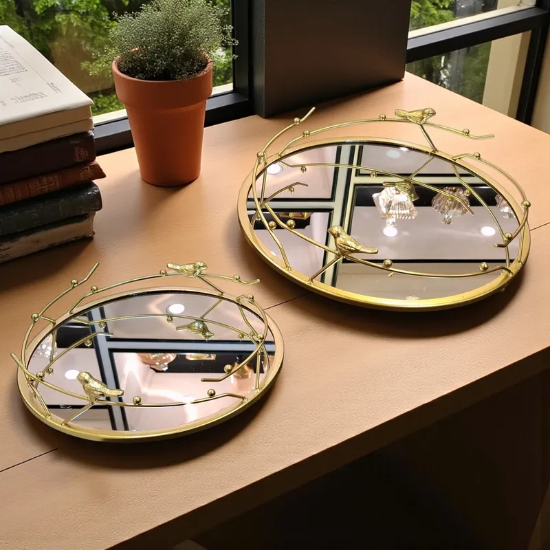 صورة لطقم صواني مرآة ذهبية فاخرة بتصميم عصافير أنيق، قطعتين، مثالية للديكور والتقديم.