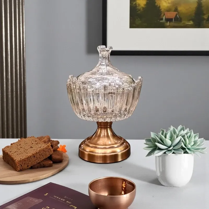 بونبونيرة كريستال كلاسيكية بتصميم مروحي فريد، مع قاعدة ذهبية أنيقة.