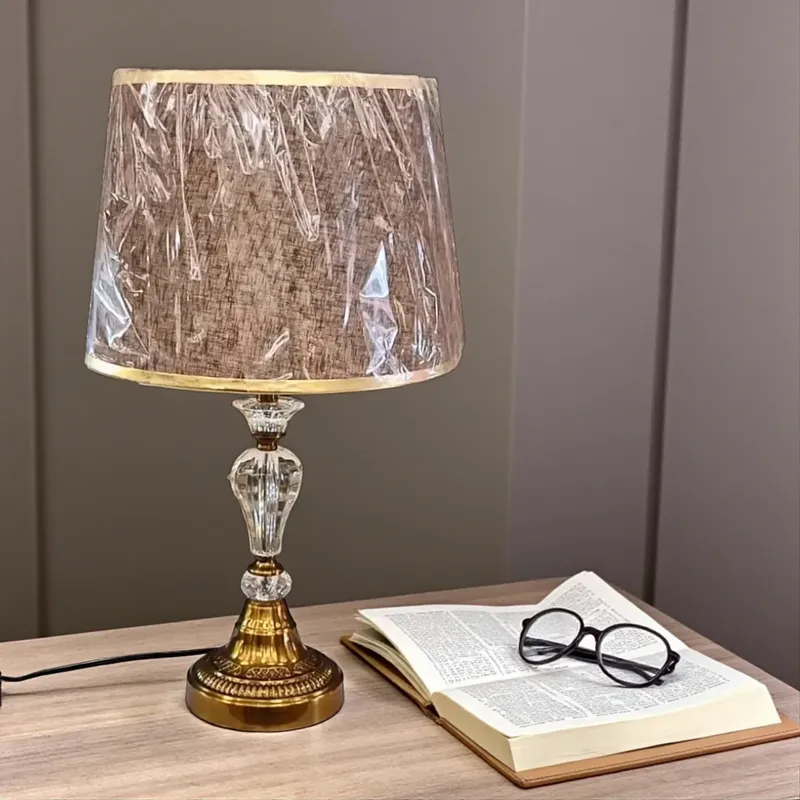 أباجورة ديكور كريستال كلاسيكية بقاعدة معدنية ذهبية و شابو بني فاخر