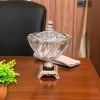 بونبونيرة كريستال شفافة بتصميم دوامي وقاعدة معدنية ذهبية، تستخدم كقطعة ديكور ووعاء لتقديم الحلوى.