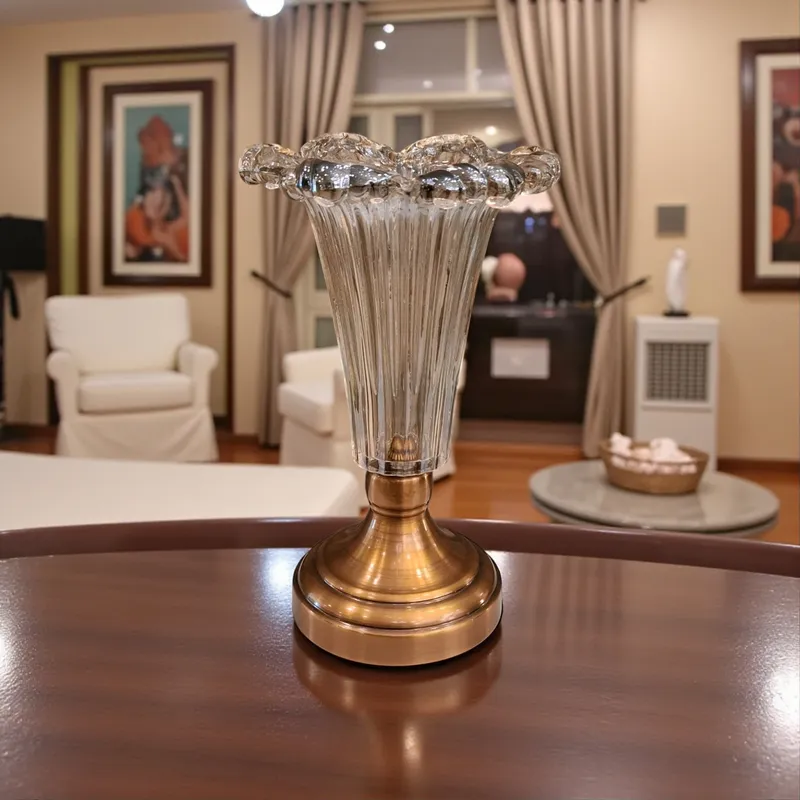 فازة كريستالية بقاعدة نحاسية على طاولة خشبية ديكور داخلي فاخر