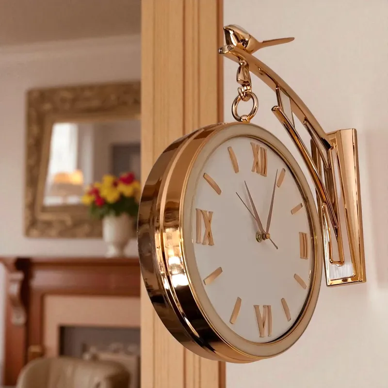 ساعة حائط معلقة باللون الأبيض العاجي مع لمسات ذهبية وتصميم عصفور ذهبي، كلاسيكية بوجهين وأرقام رومانية وعربية