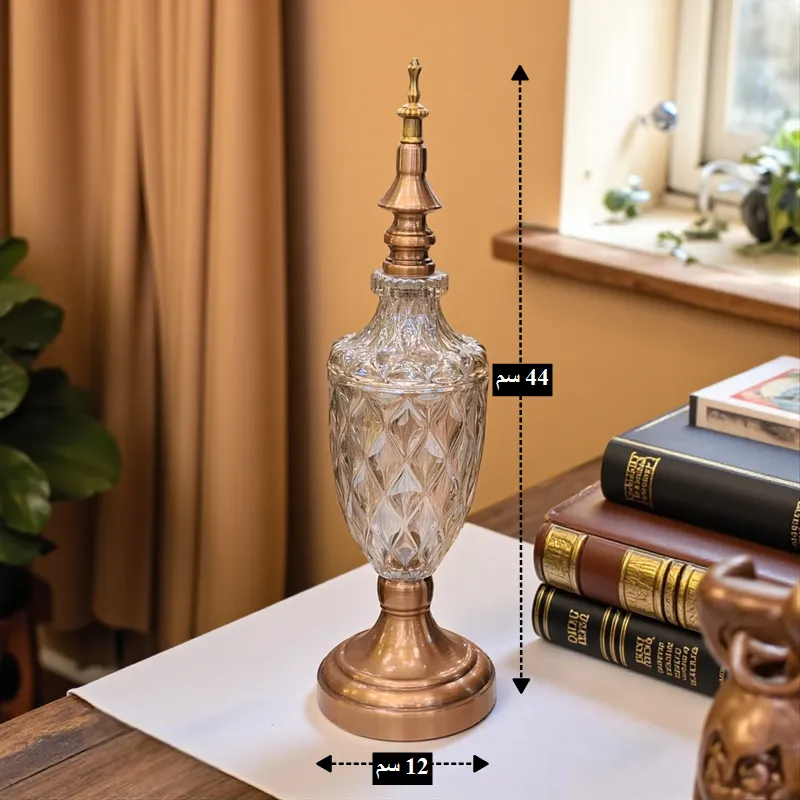 فازة بوتيش كريستال فاخرة بغطاء مخروطي مزخرف وقاعدة نحاسية، موديل 030145 بوتيش كريستال مزخرفة بأبعاد 44 سم ارتفاع و 12 سم قطر القاعدة