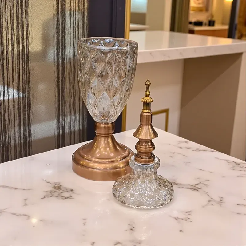 إخوان سرور الإضاءة الحديثة والديكور فازة بوتيش كريستال فاخرة بغطاء مخروطي مزخرف وقاعدة نحاسية، تظهر مفتوحة الغطاء