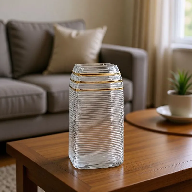 فازة زجاجية شفافة مستطيلة بنقش مضلع أفقي وزخرفة ذهبية علوية