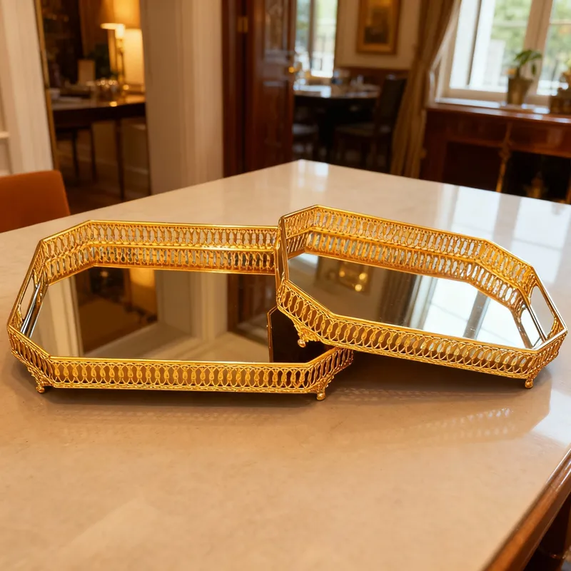 إخوان سرور الإضاءة الحديثة والديكور طقم صواني بسطح مرآة عسلي وإطار ذهبي مزخرف، مثالي للديكور الفاخر والتقديم الأنيق.