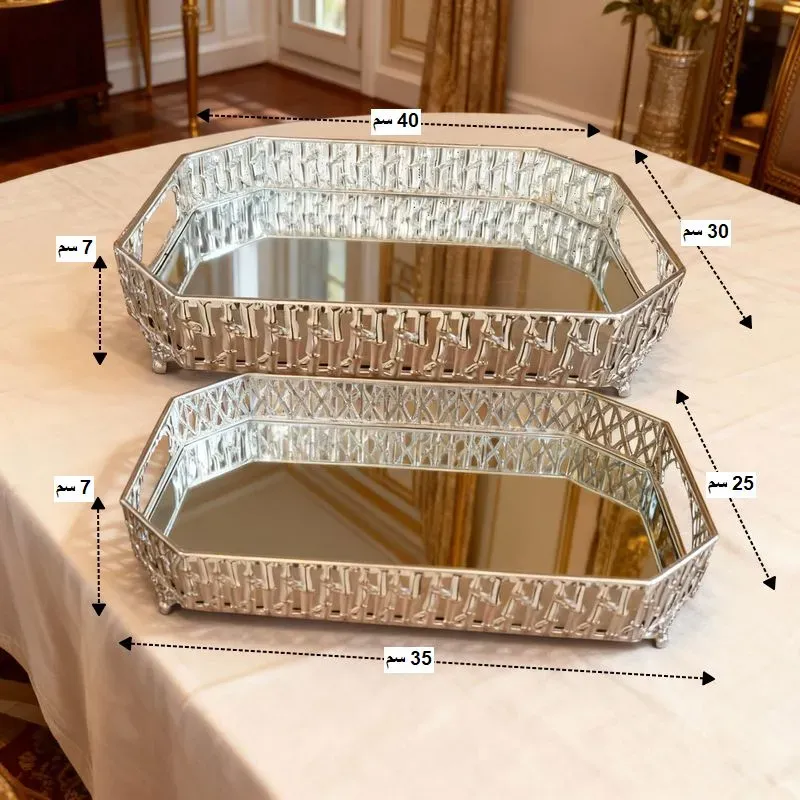 طقم صواني تقديم فضي فاخر بمرآة - ديكور عصري وأنيق، موديل 030367 أبعاد طقم صواني تقديم فضي فاخر بمرآة بيضاء : الصينية الكبرى بقياس 40 سم (طول) و30 سم (عرض)، والصينية الصغرى بقياس 35 سم (طول) و25 سم (عرض)، وكلاهما بارتفاع 7 سم