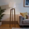 لمبادير أرضي خشبي ثلاثي القوائم بتصميم عصري وشابو بيج، إضاءة مودرن لغرفة المعيشة.