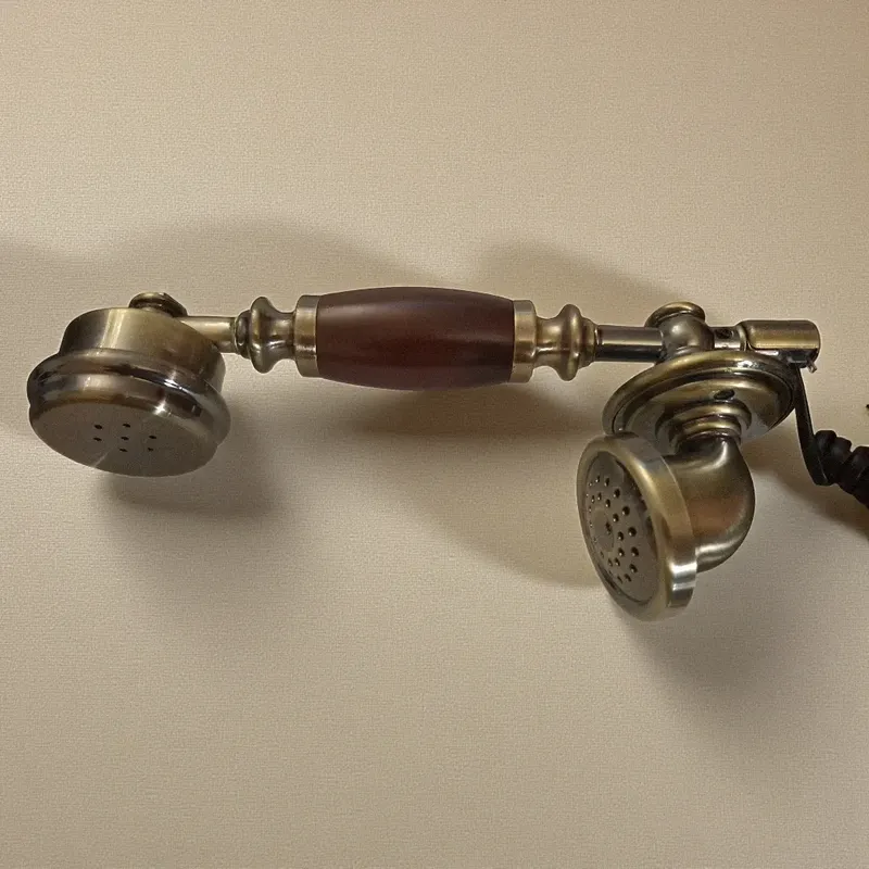 تليفون كلاسيكي فاخر بتصميم عتيق وتكنولوجيا حديثة، موديل 030405 مقبض سماعة (هاندست) هاتف عتيق بتصميم نحاسي وخشب داكن.