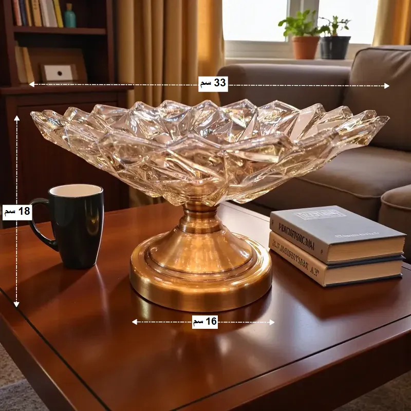 طبق فواكه كريستال بقاعدة معدنية فاخرة - تصميم الألماس المضلع، قطر 39 سم، موديل 023614 وعاء كريستال ضخم يُظهر أبعاده: القطر 33 سم، الارتفاع 18 سم، عرض القاعدة 16 سم، في غرفة المعيشة.