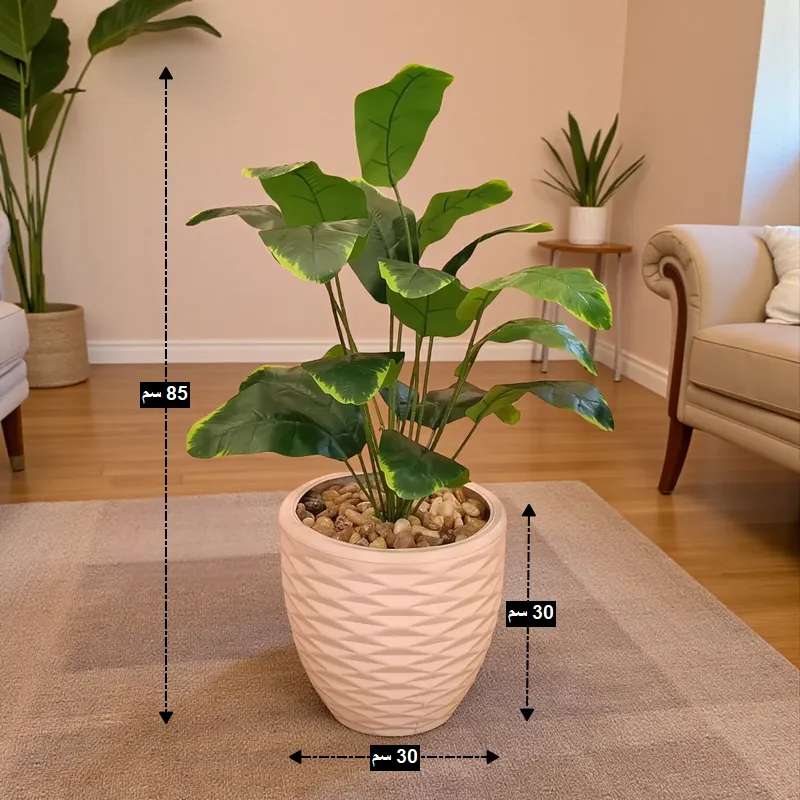 شجرة موز صناعية فاخرة بارتفاع 85 سم مع قياسات الوعاء (30×30 سم) موضوعة على سجادة بيج في غرفة معيشة عصرية.
