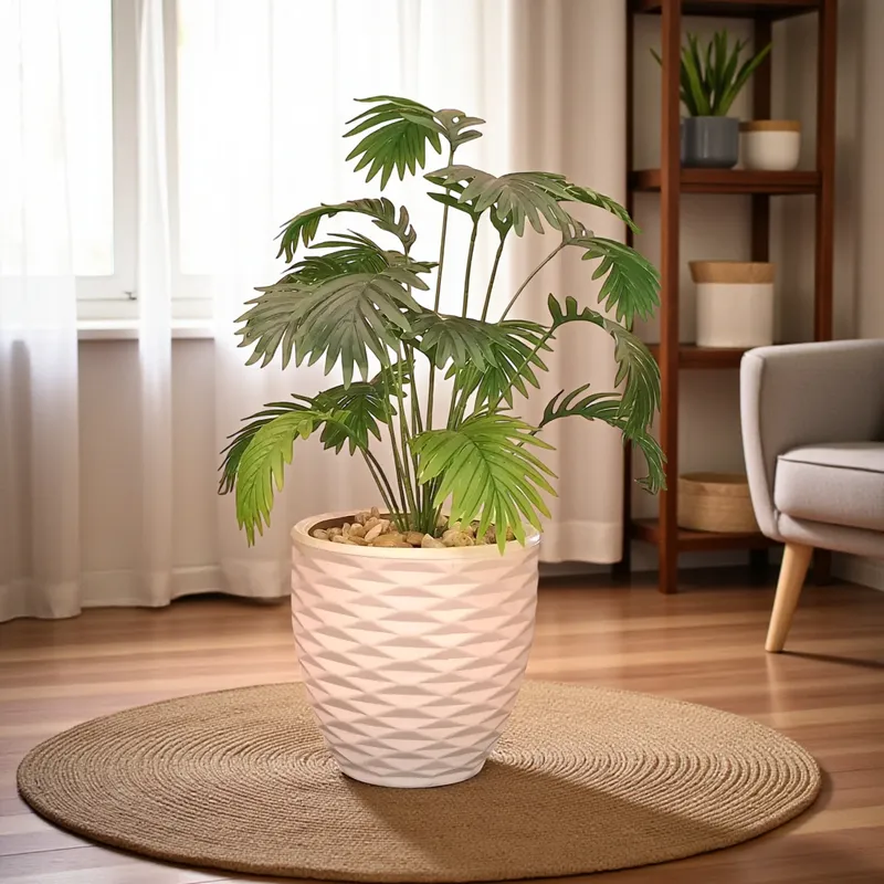 شجرة نخيل صناعية فاخرة بوعاء أكريليك، ارتفاع 85 سم، موديل 030429 نبات وأغصان نخيل مروحي صناعية فاخرة بوعاء أكليريك بيج مزخرف موضوع على سجادة مستديرة في زاوية غرفة معيشة.