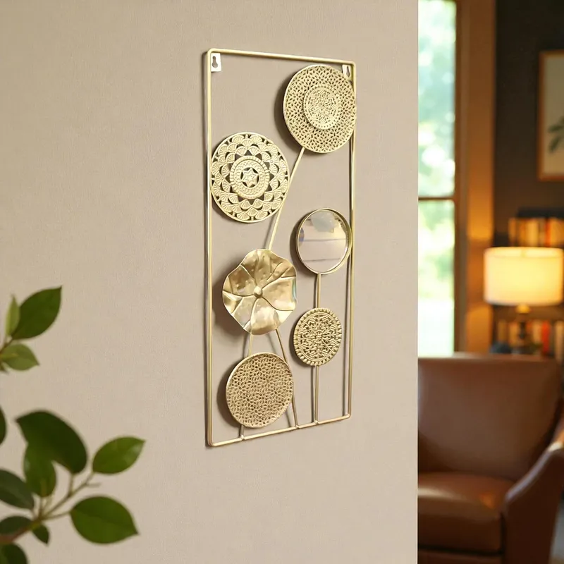 لوحة حائط معدنية ذهبية بتصميم دوائر تشمل مرآة صغيرة، معروضة على جدار بيج في خلفية غرفة معيشة أنيقة.