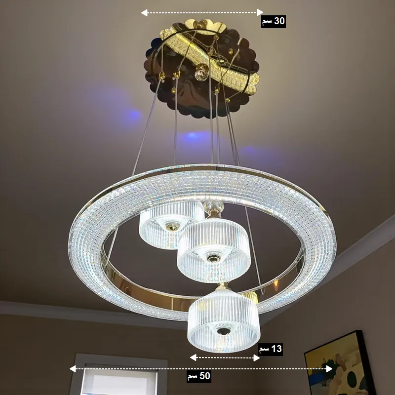 نجفة مودرن دائرية كريستال ذهبية مع 3 وحدات إضاءة متدلية على شكل قرص مسطح، تظهر الأبعاد: حلقة 50 سم، قطر وحدة الإضاءة 13 سم، وقاعدة 30 سم.