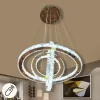 إضاءة سقف LED كريستالية بـ 3 حلقات متداخلة، معروضة في غرفة طعام ذات ديكور عصري داكن وفاخر.