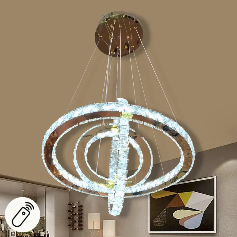 إضاءة سقف LED كريستالية بـ 3 حلقات متداخلة، معروضة في غرفة طعام ذات ديكور عصري داكن وفاخر.