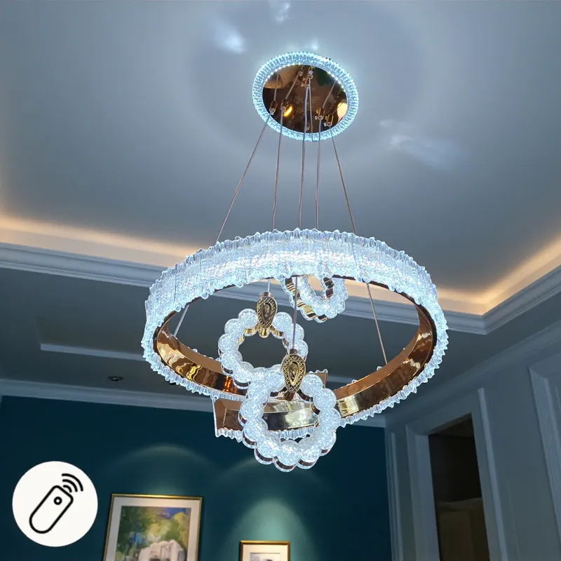نجفة سقف فاخرة بتصميم دائري كريستالي ذهبي مع إضاءة ليد ساطعة وقاعدة تثبيت مضيئة، مع رمز للتحكم عن بعد (ريموت).