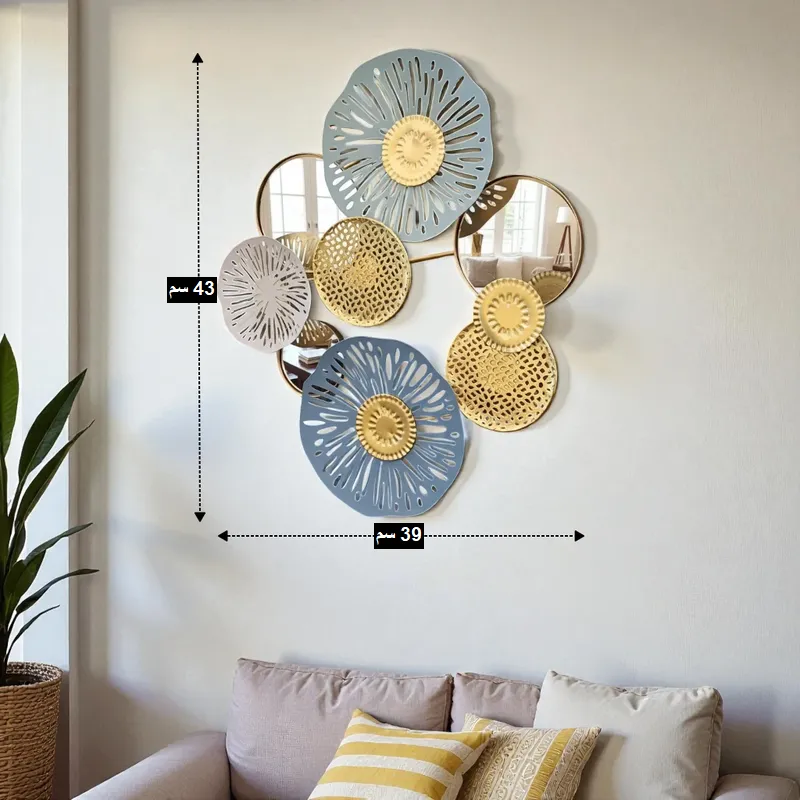 لوحة ديكور معدنية حديثة بتصميم زهور ذهبية وزرقاء وبيضاء، مع 3 مرايا دائرية مدمجة، تظهر أبعاد 39 سم عرض و 43 سم ارتفاع.