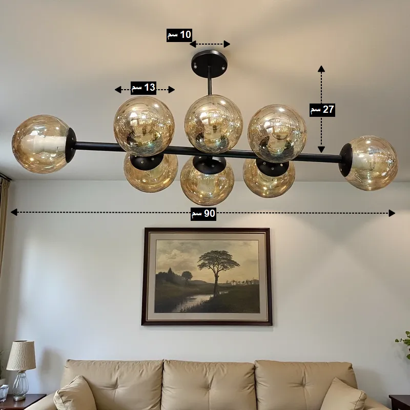 نجفة مودرن 8 كرات زجاجية بلون عسلي مع هيكل أسود، توضح الأبعاد: عرض 90 سم، ارتفاع 27 سم، قطر قاعدة التثبيت 10 سم، وقطر الكرة 13 سم.