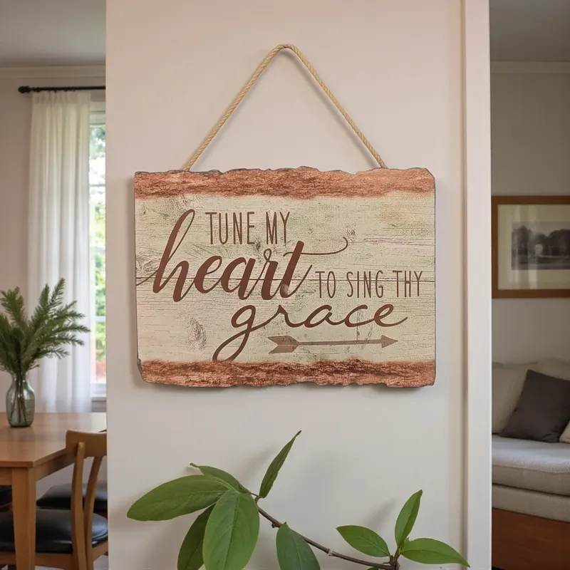 لوحة جدارية خشبية معلقة بعبارة "TUNE MY HEART TO SING THY GRACE" بخط أنيق وتصميم ريفي.