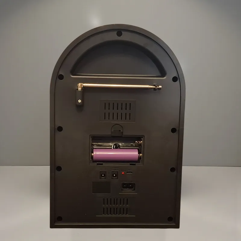 ظهر راديو ريترو أسود يُظهر هوائي الراديو (Antenna) ومنفذ البطارية (18650) وفتحات التهوية.