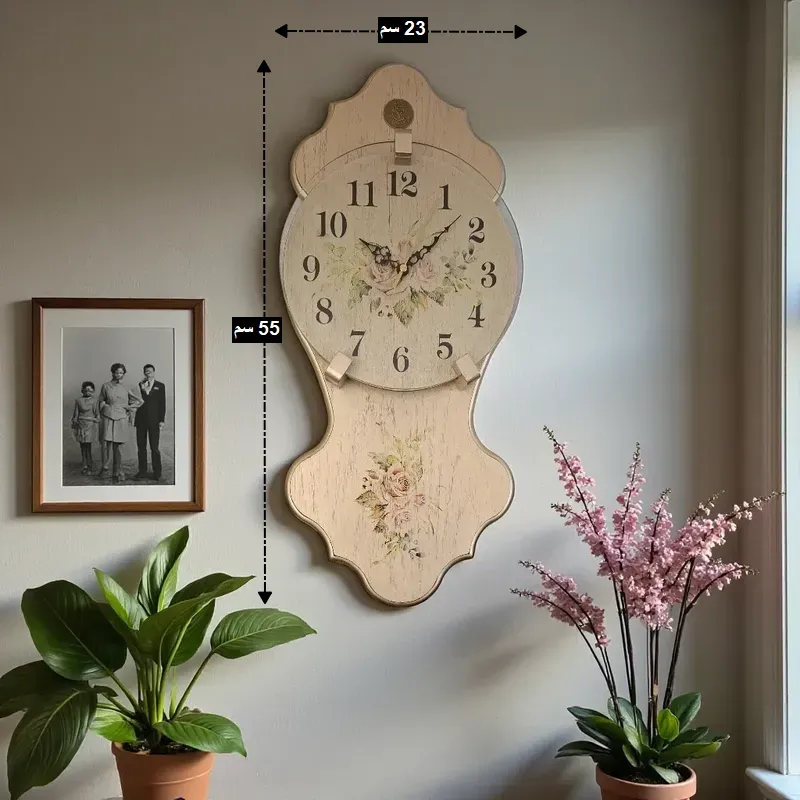 ساعة حائط خشبية عتيقة باللون البيج بورد وردي مع الأبعاد موضحة (55 سم طول و 23 سم عرض)