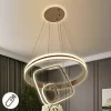نجفة LED مودرن بتصميم هندسي يجمع بين الأشكال الدائرية والمربعة باللون الذهبي، معلقة بأسلاك قابلة للتعديل وتتضمن أيقونة ريموت كنترول للتحكم عن بُعد.